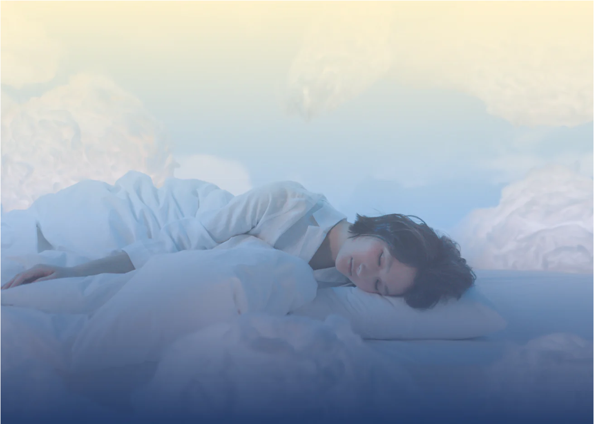 Frau schlafend auf Bett in wolken